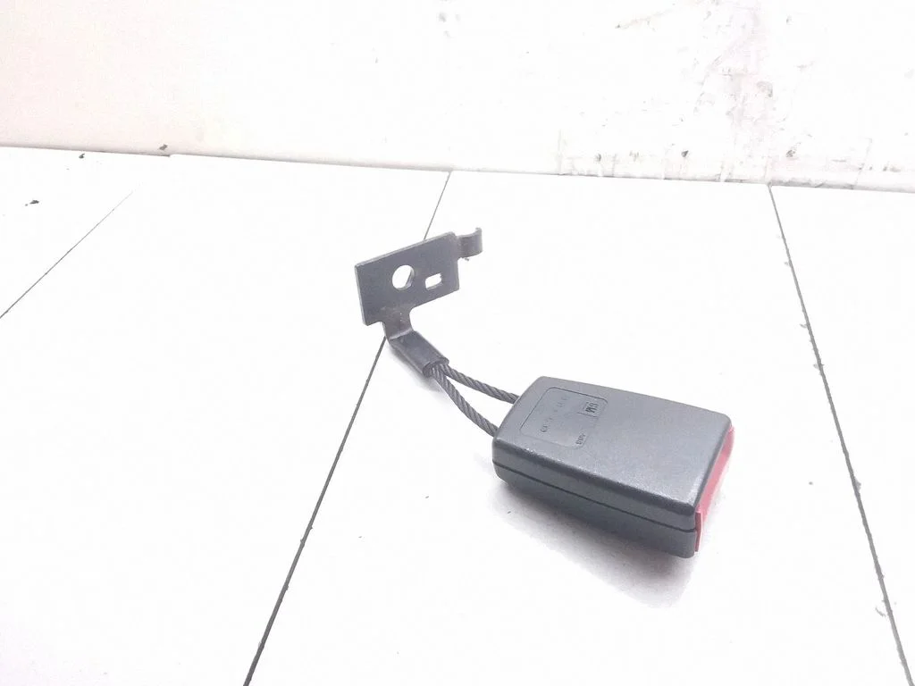 Rear seatbelt buckle 13202404F