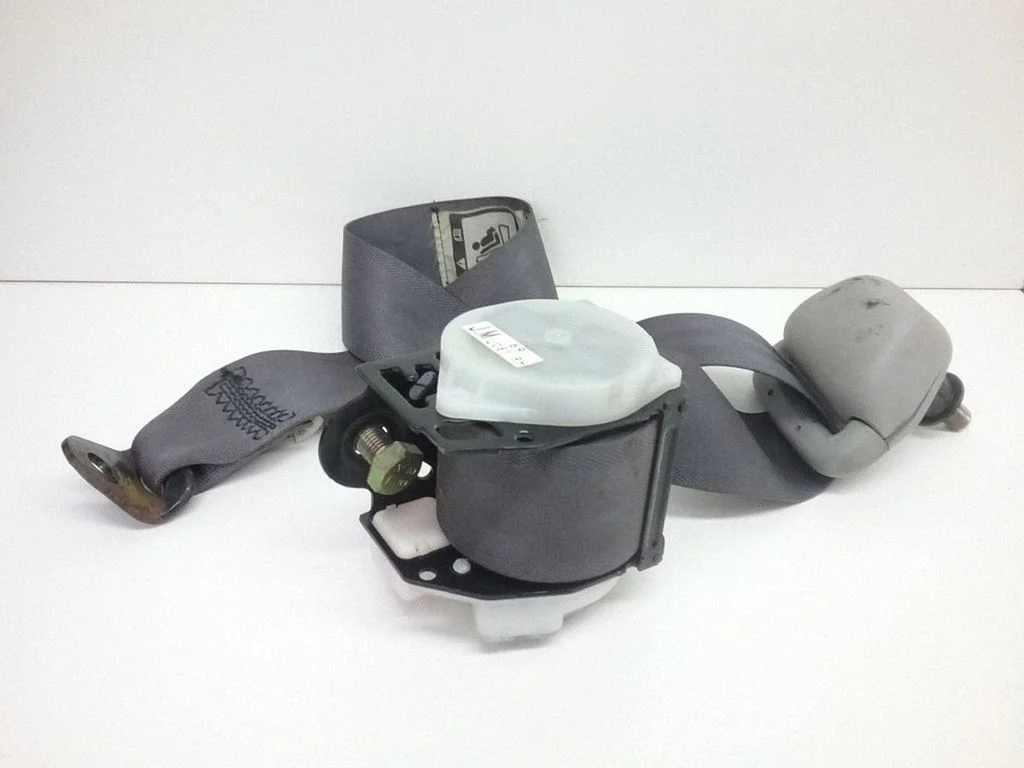 Middle seatbelt (rear) E40431100 – Mazda MPV II LW (1999-2007)