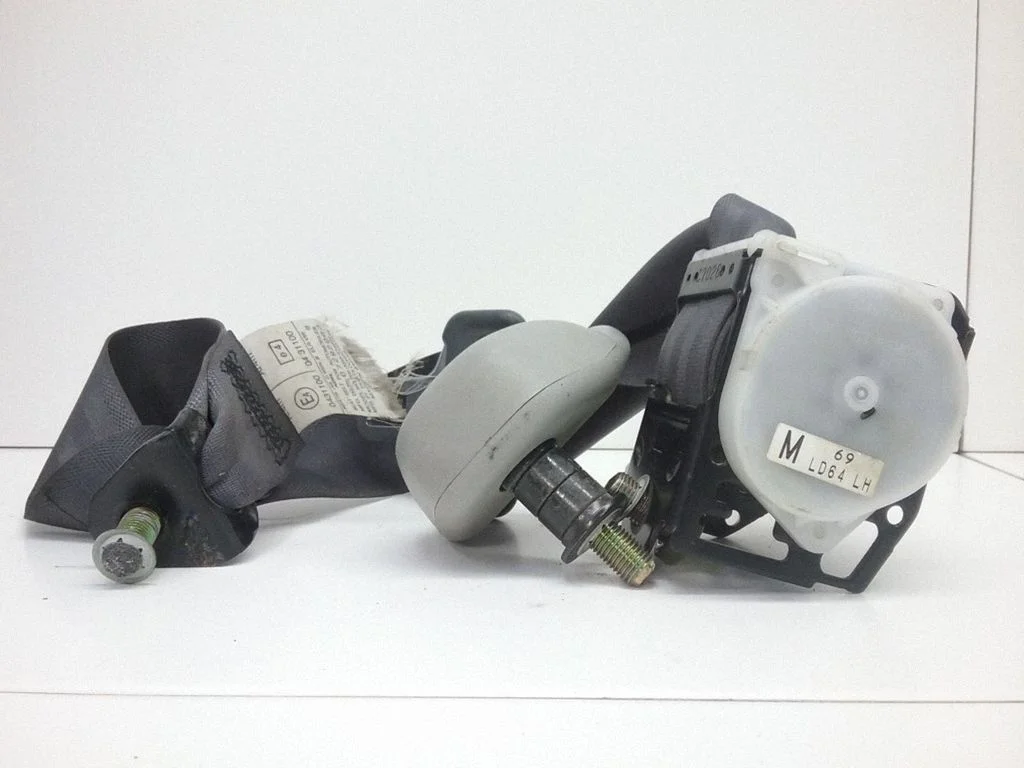 Middle seatbelt (rear) E40431100 – Mazda MPV II LW (1999-2007)