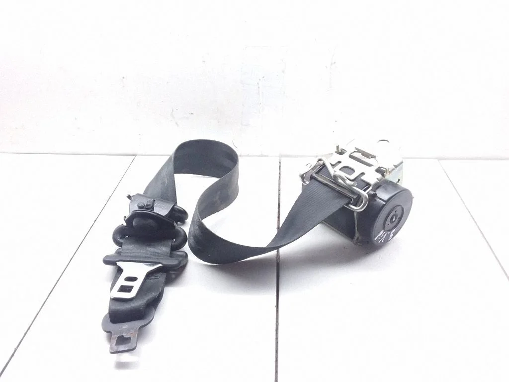Middle seatbelt (rear) – Ford Focus C-MAX (2003-2010)