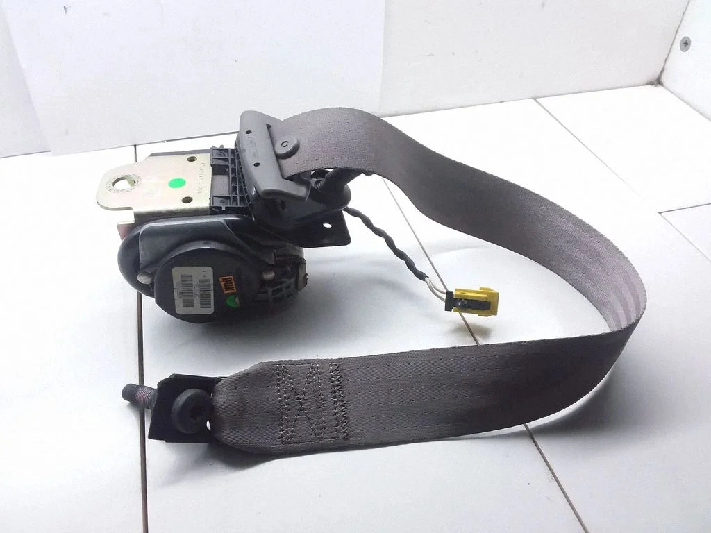 Front seatbelt 520200443E