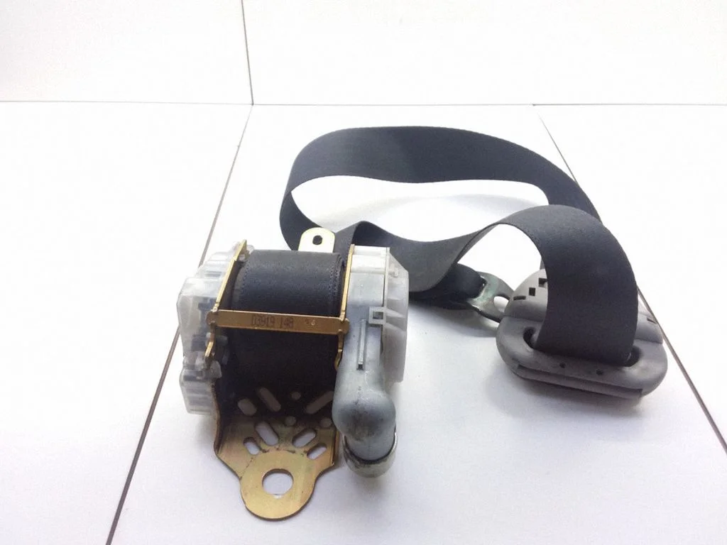 Front seatbelt 7L3920P