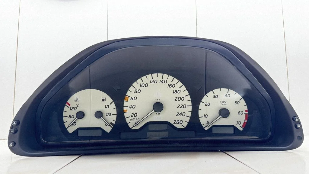 Speedometer (instrument cluster) A2085402611