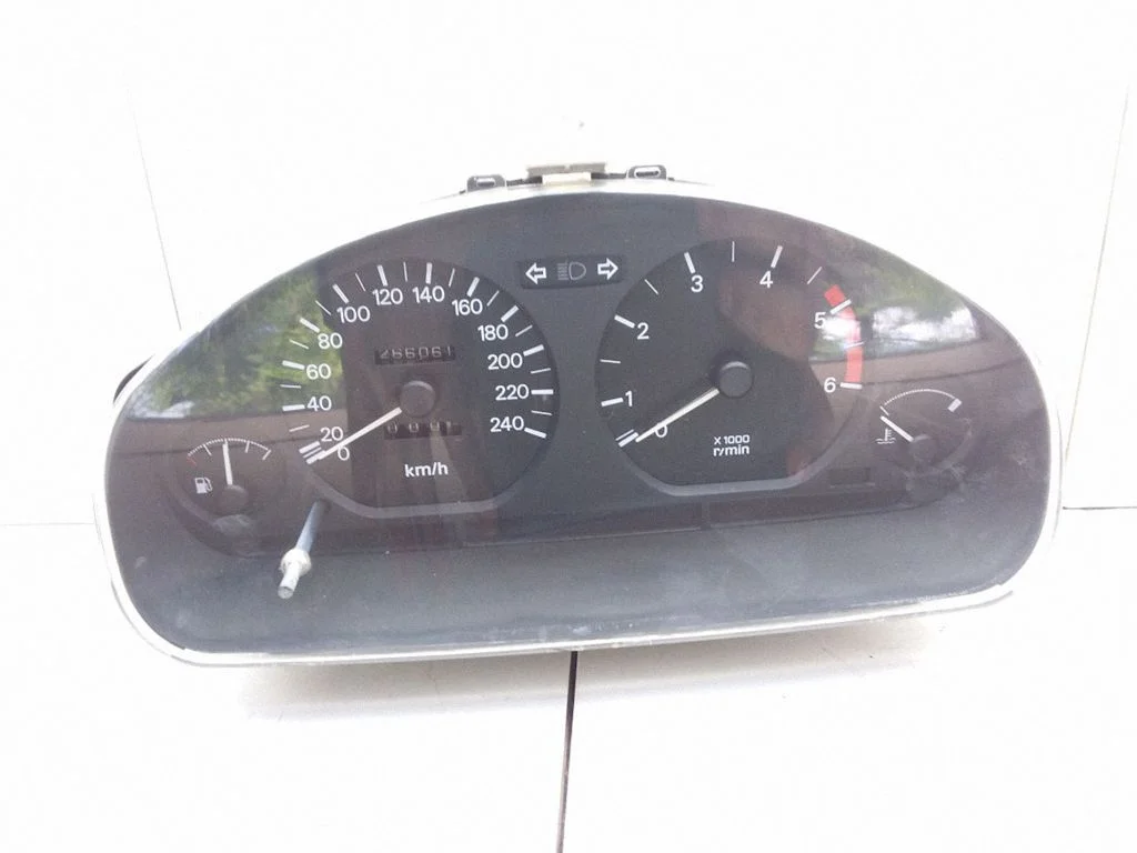 Speedometer (instrument cluster) – Mitsubishi Carisma (1996-1999)