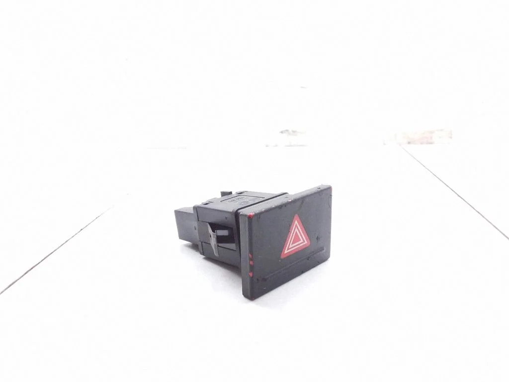 Hazard light switch – Volkswagen Touareg I (2002-2010)