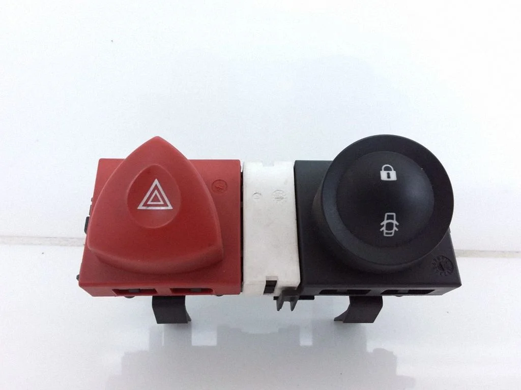 Hazard light switch 8200095493