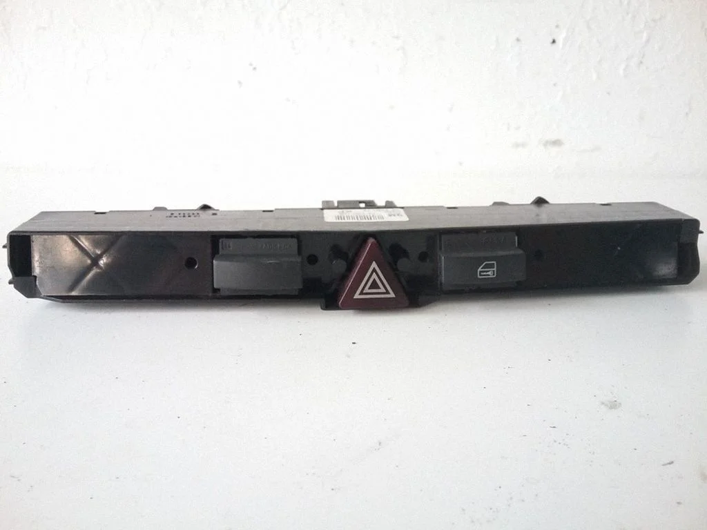 Avārijas gaismu slēdzis 13100105