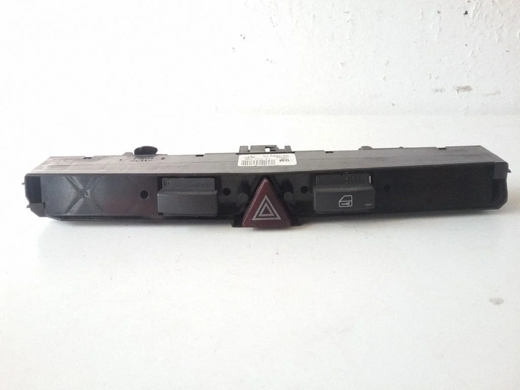 Włącznik świateł awaryjnych 13100105