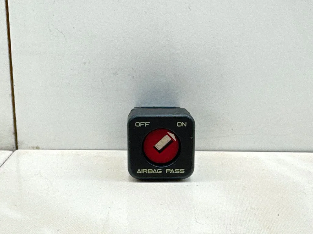 Passenger airbag on/off switch