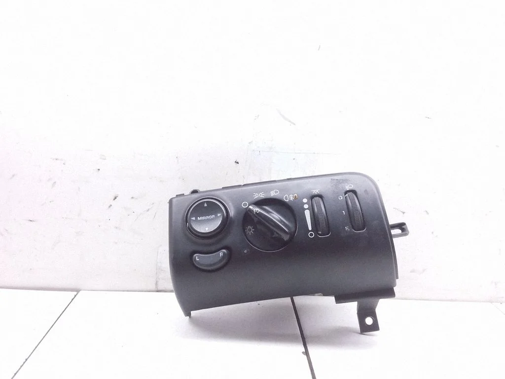 Light switch 4685317
