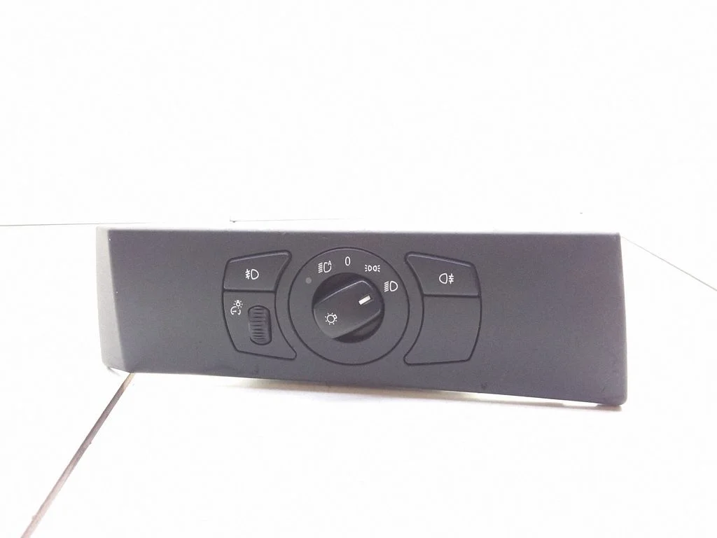 Light switch 6953735
