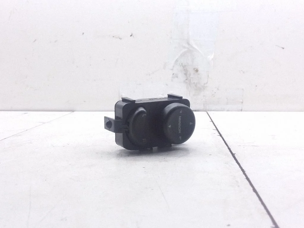 Wing mirror switch 04685317AB