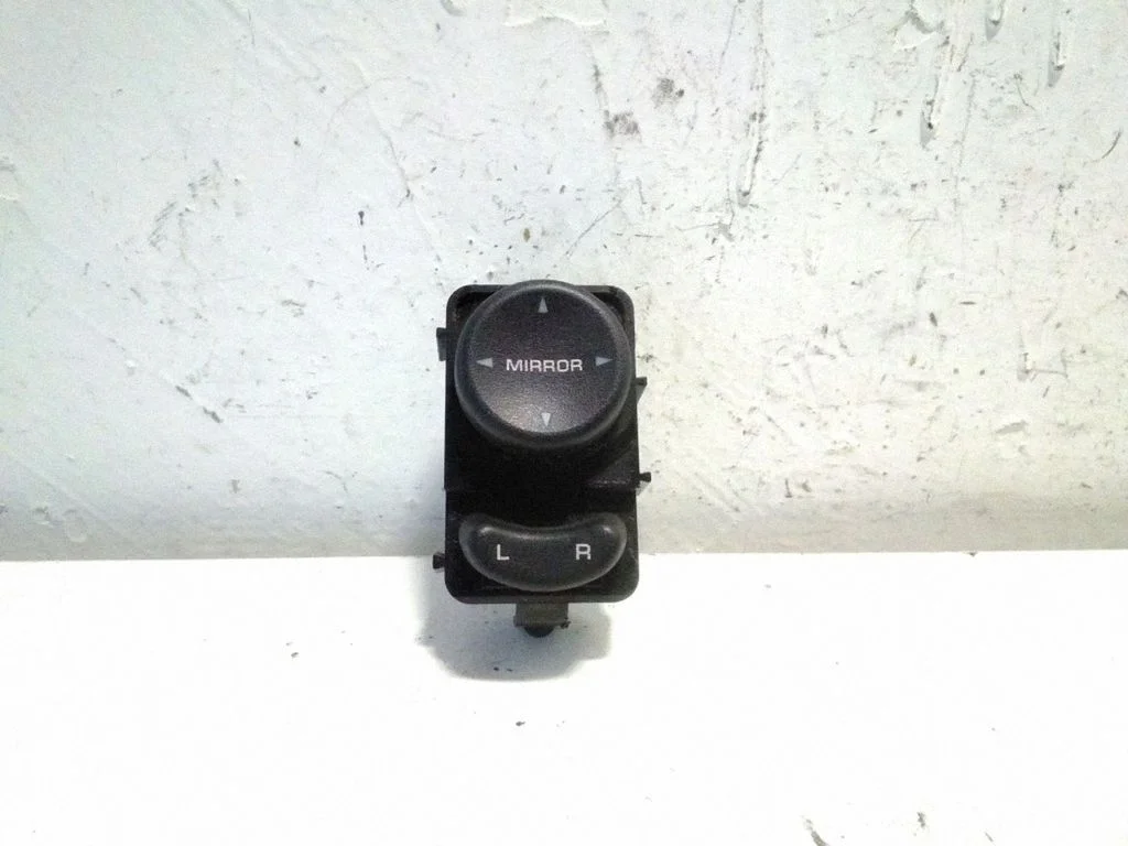 Wing mirror switch