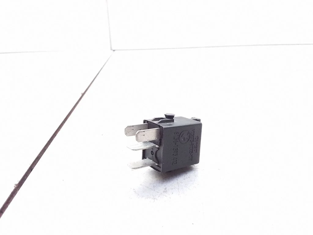 Hazard warning light relay – BMW 5 Series E39 (1996-2003)