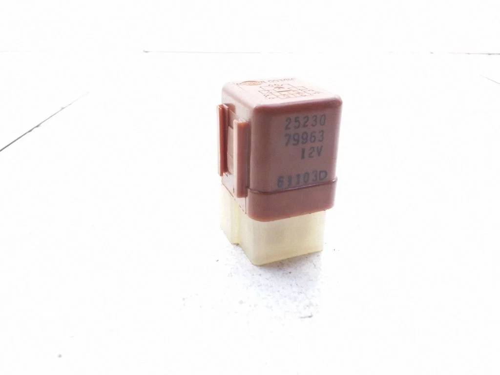 Hazard warning light relay – Nissan X-Trail T30 (2001-2007)