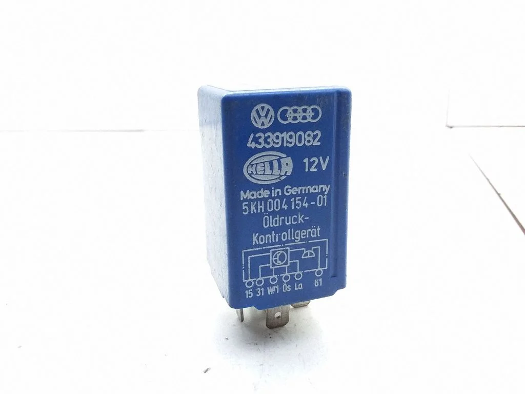 Hazard warning light relay – Audi 100 S4 C4 (1990-1995)