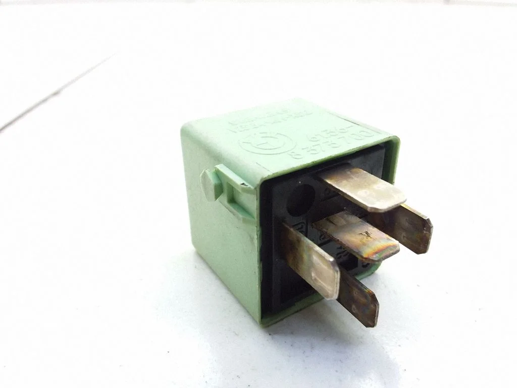Hazard warning light relay 61368373700