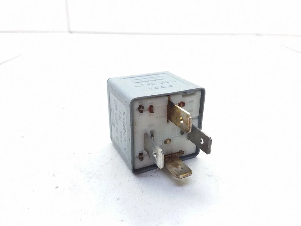 Hazard warning light relay 443951253K