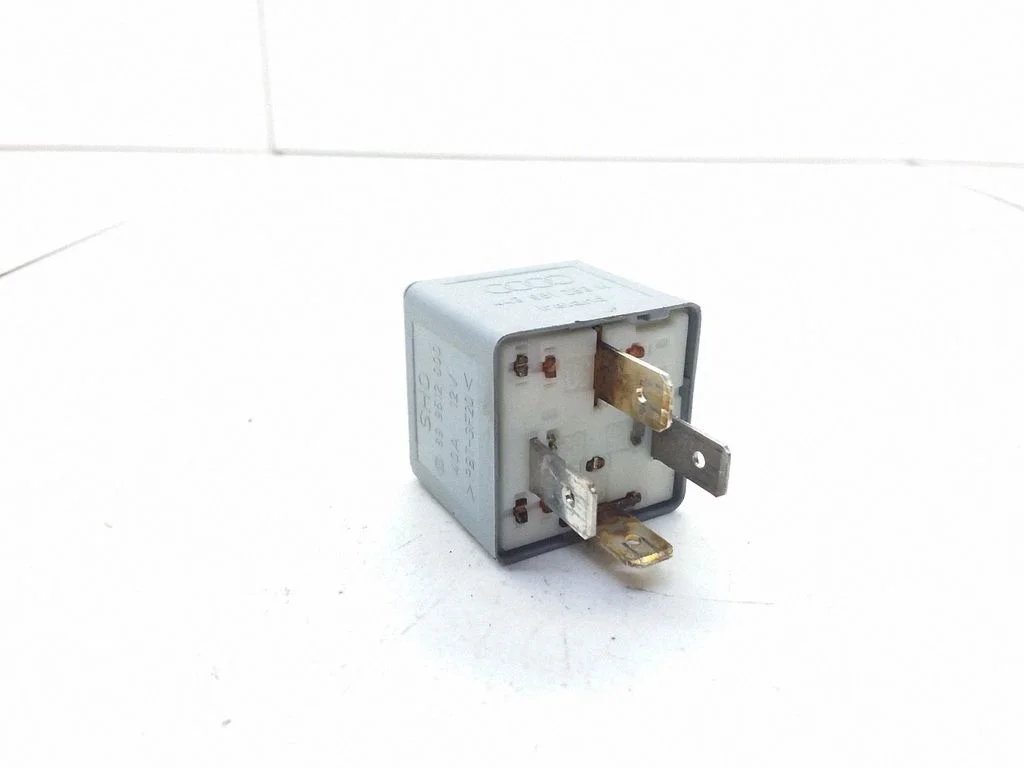 Hazard warning light relay 443951253K