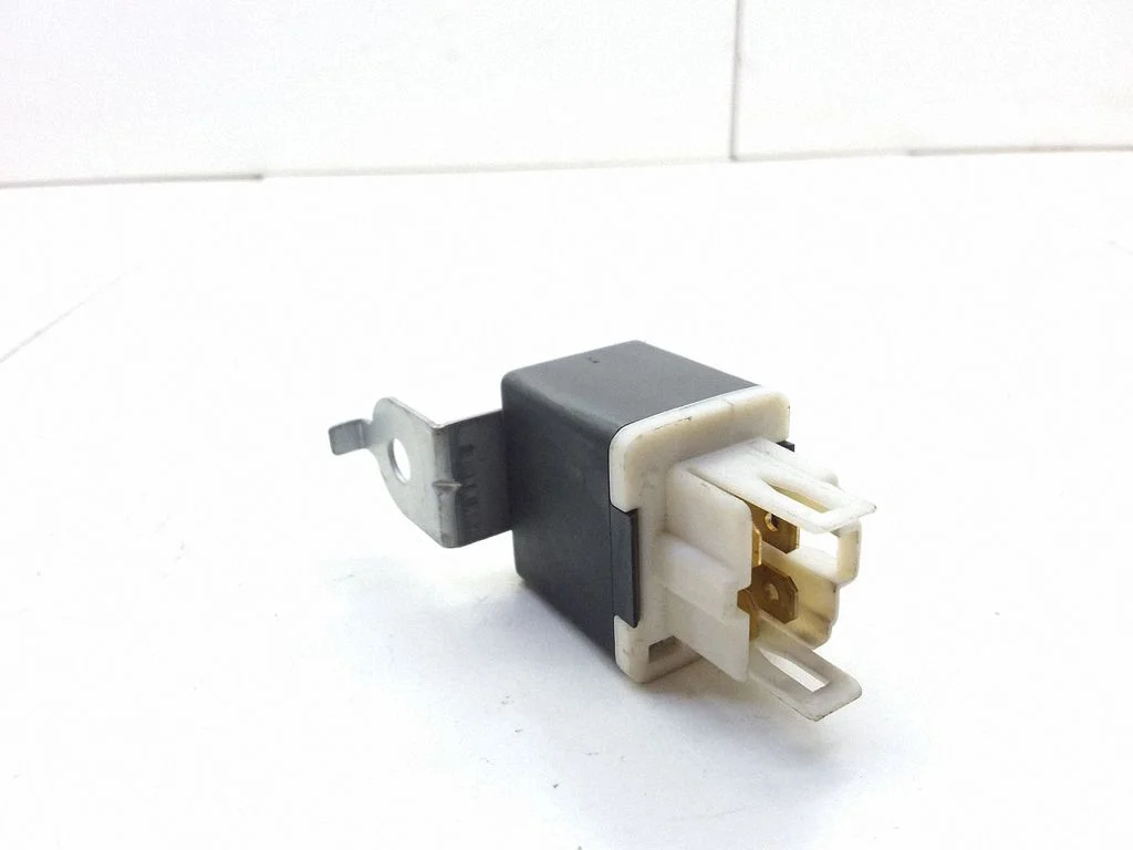 Hazard warning light relay 8L17 – Mazda 626 (1998-2002)