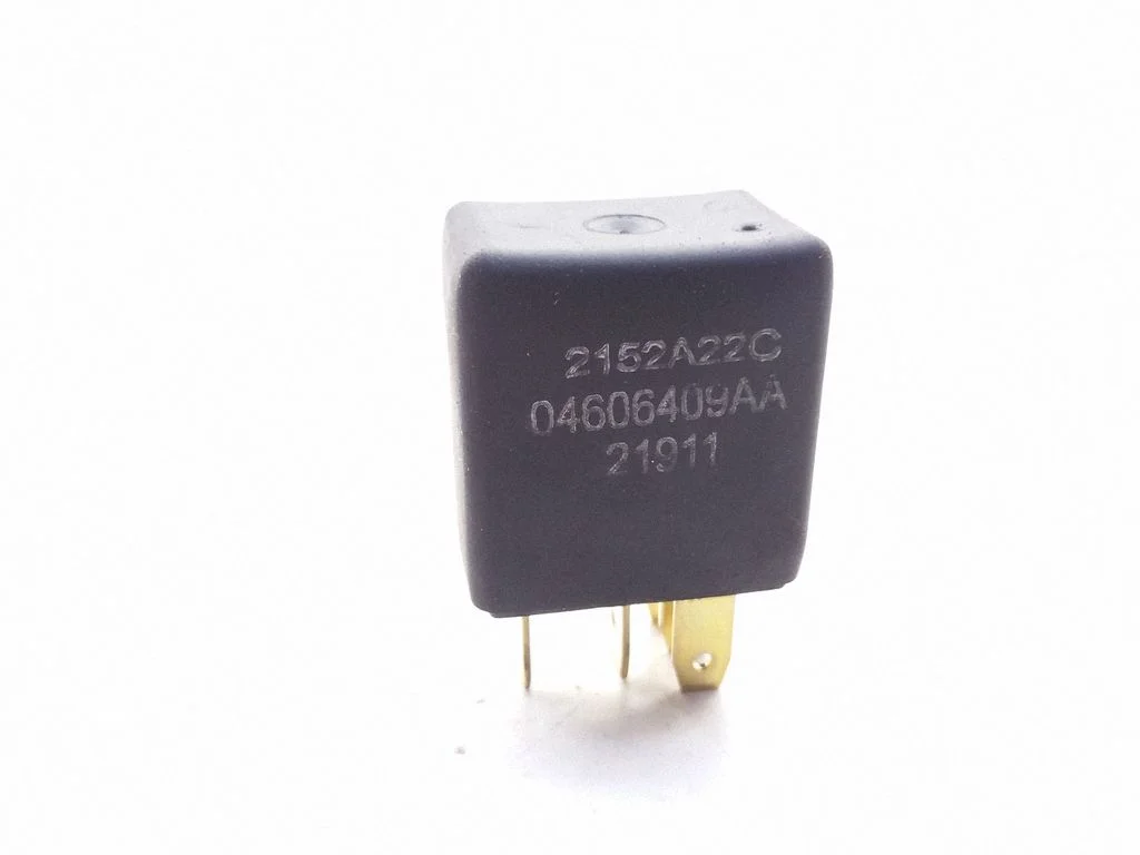 Hazard warning light relay 04606409AA