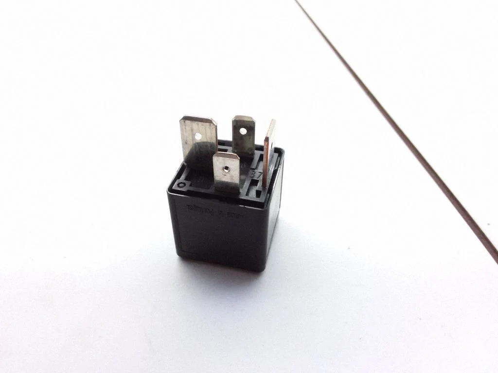 Hazard warning light relay – Volvo S80 (1999-2003)