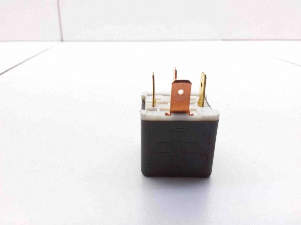 Hazard warning light relay 141951258B
