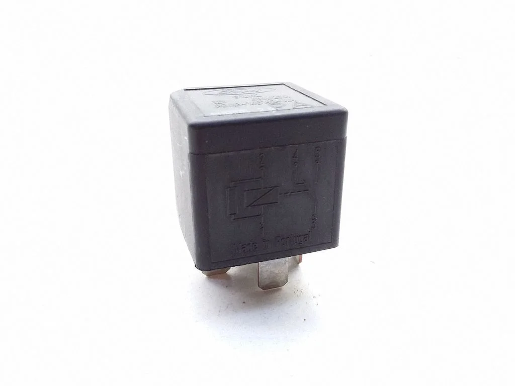 Hazard warning light relay – Ford Focus (1998-2004)