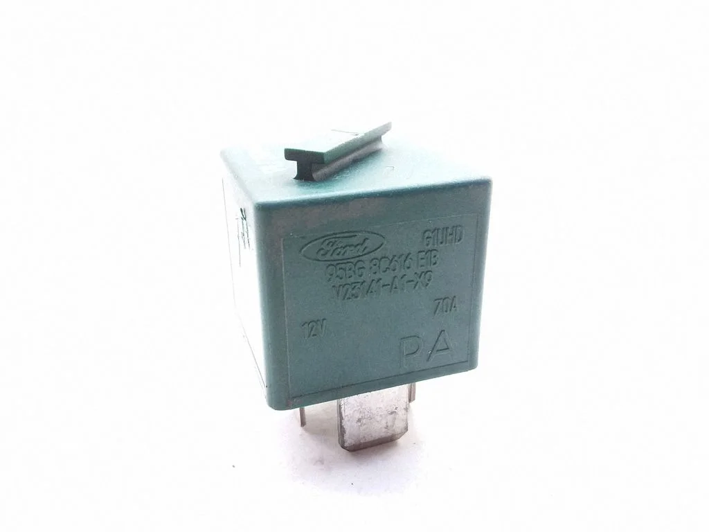 Hazard warning light relay – Ford Focus (1998-2004)