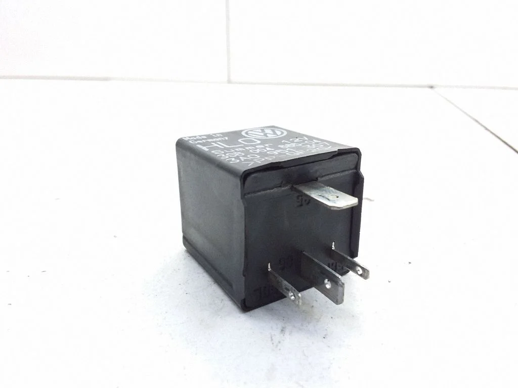 Hazard warning light relay – Volkswagen Polo III 6N 6N2 6NF (1995-2001)