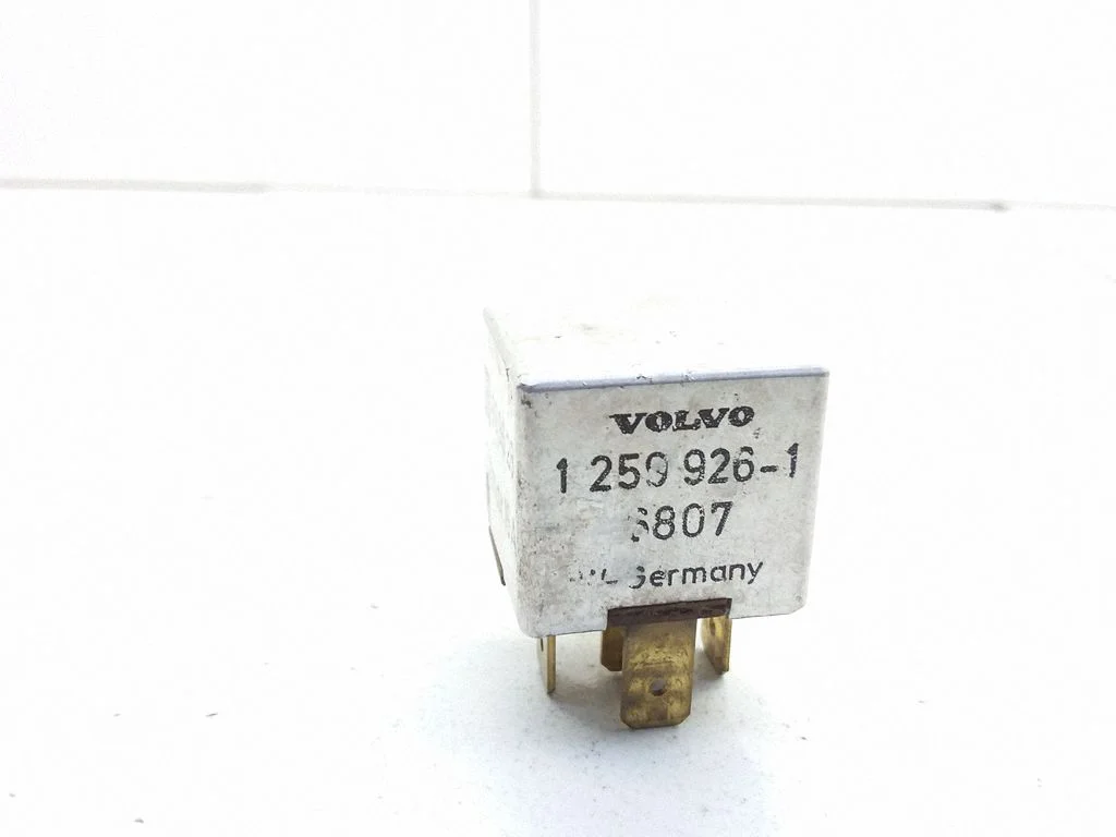 Przekaźnik świateł awaryjnych 12599261 – Volvo 940 (1991-1998)