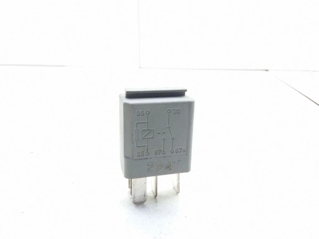 Hazard warning light relay 67720