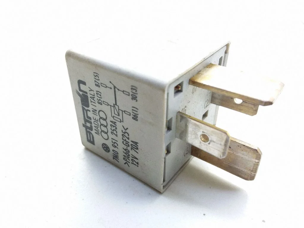Hazard warning light relay – Volkswagen Passat B5.5 (2001-2005)