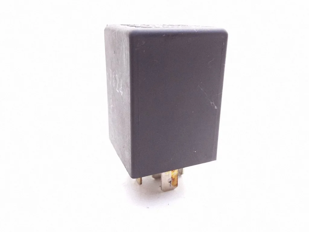Hazard warning light relay – Audi 100 S4 C4 (1990-1995)