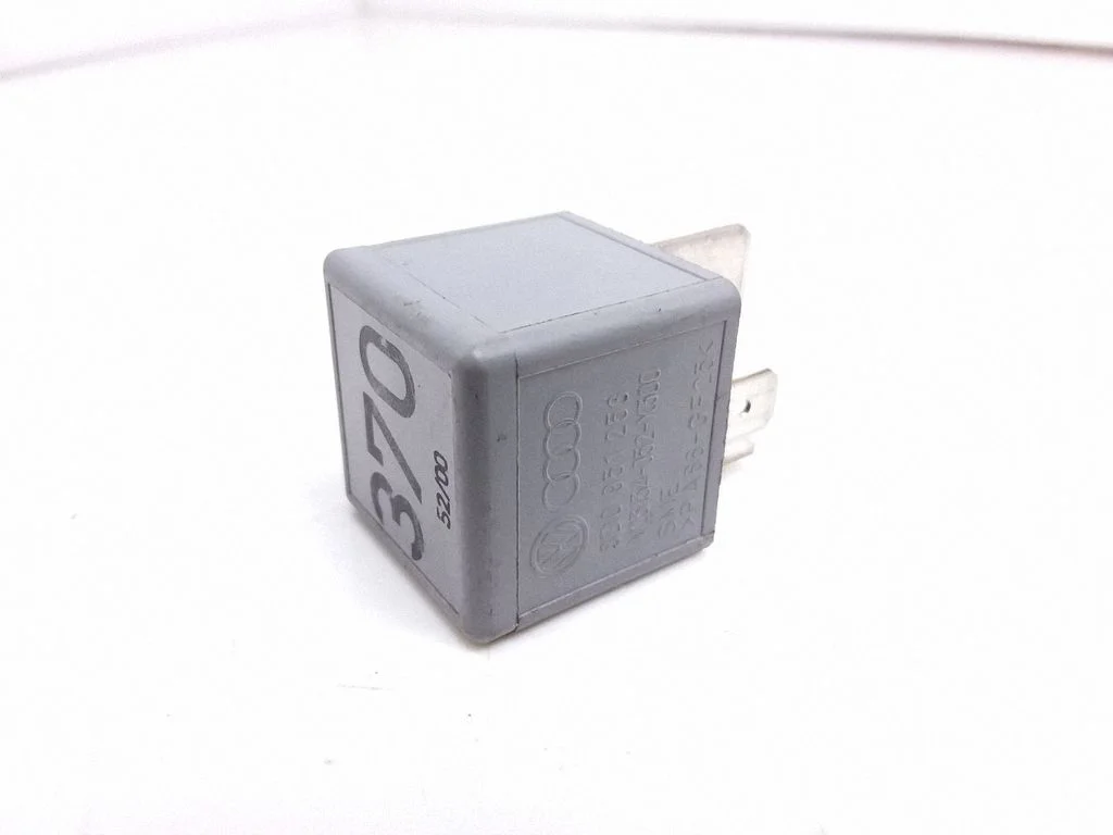 Hazard warning light relay – Audi A4 S4 B5 8D (1994-1999)