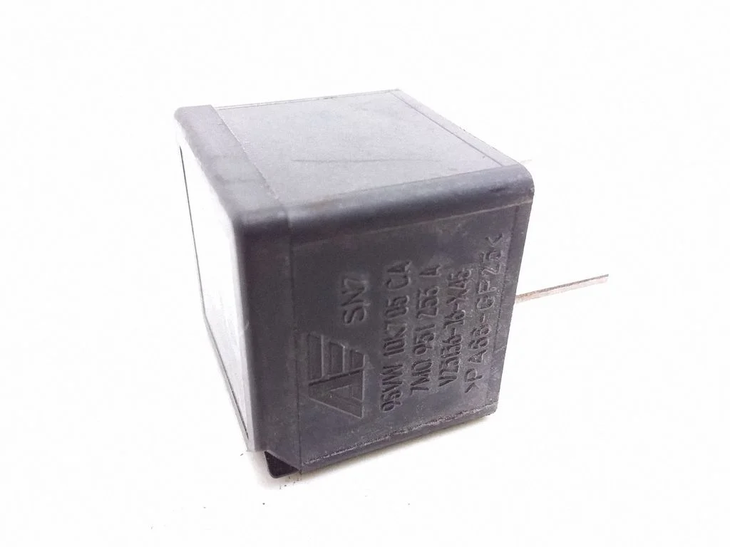 Hazard warning light relay – Volkswagen Golf IV (1998-2005)