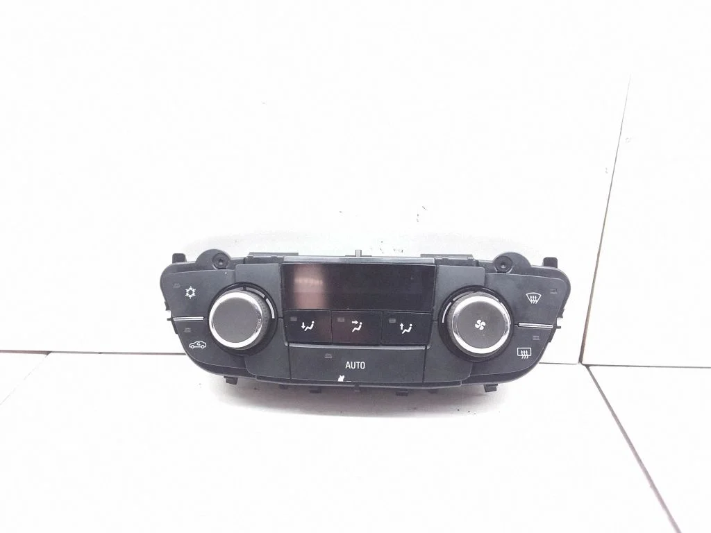 Gaisa kondicioniera/klimata/sildītāja vadības bloks (salonā) – Opel Insignia A (2008-2017)
