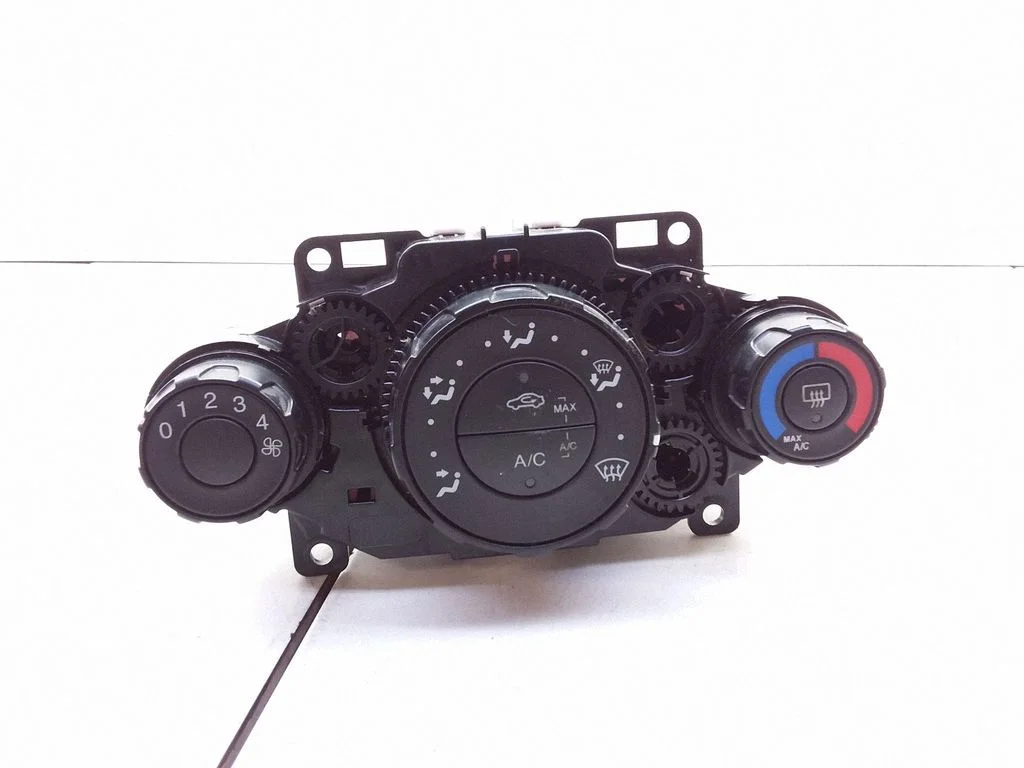 Kliimaseadme/kütte juhtplokk (salongis) – Ford Fiesta (2009-2012)