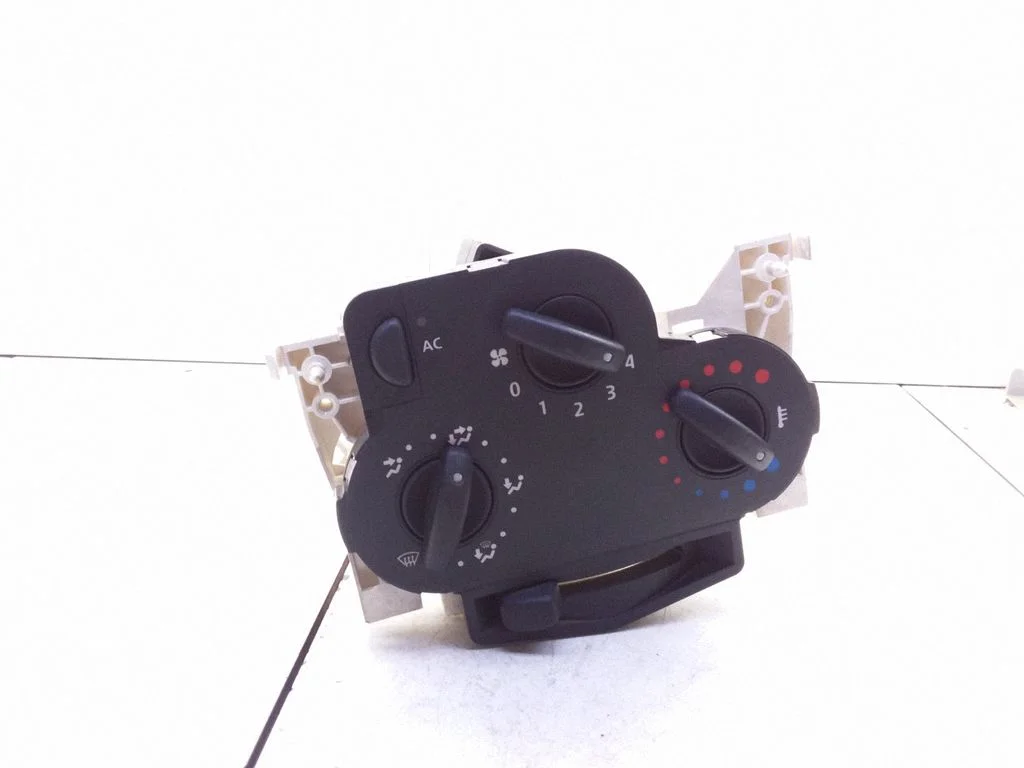 Climate control unit 69570001 – Renault Logan I (2004-2013)