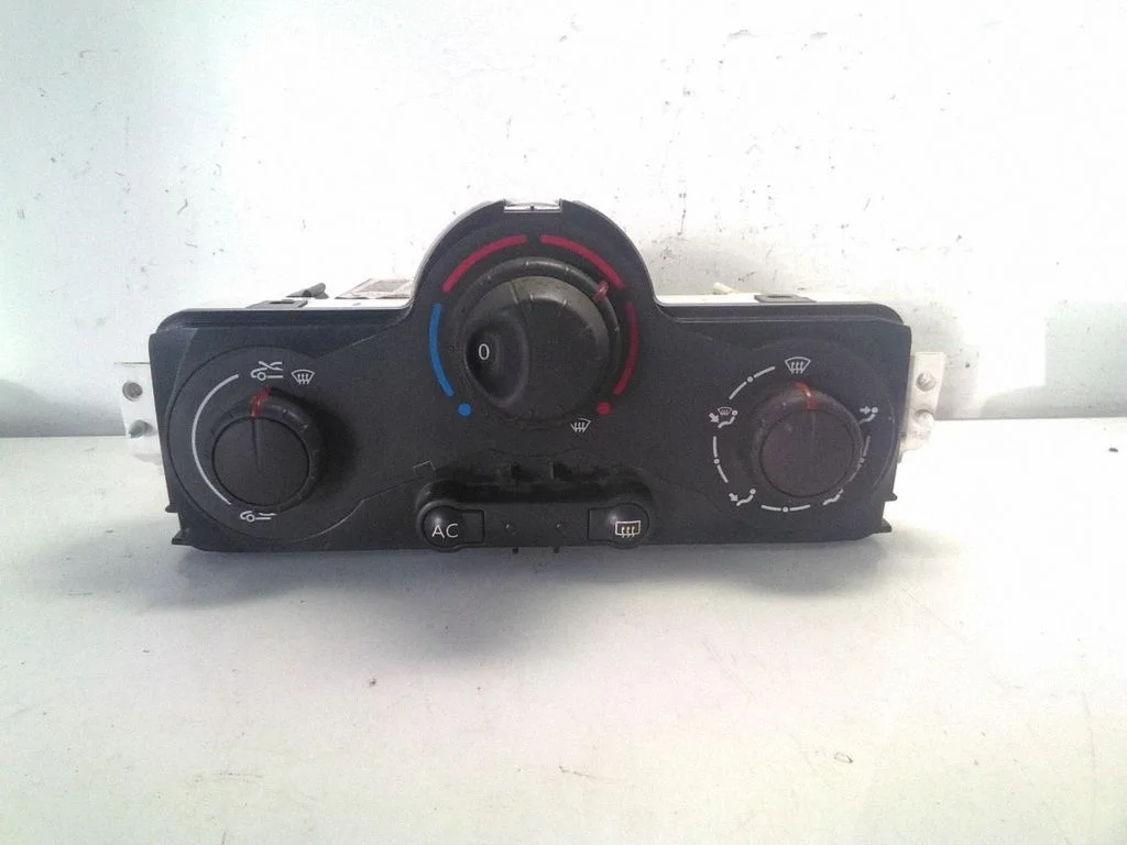 Kliimaseadme/kütte juhtplokk (salongis) – Renault Megane II (2002-2005)