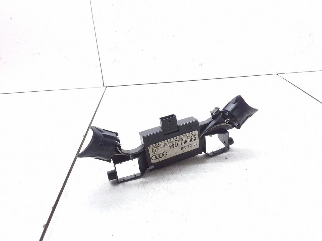 Signalisatsiooni juhtplokk – Audi A4 S4 B5 8D (1994-1999)