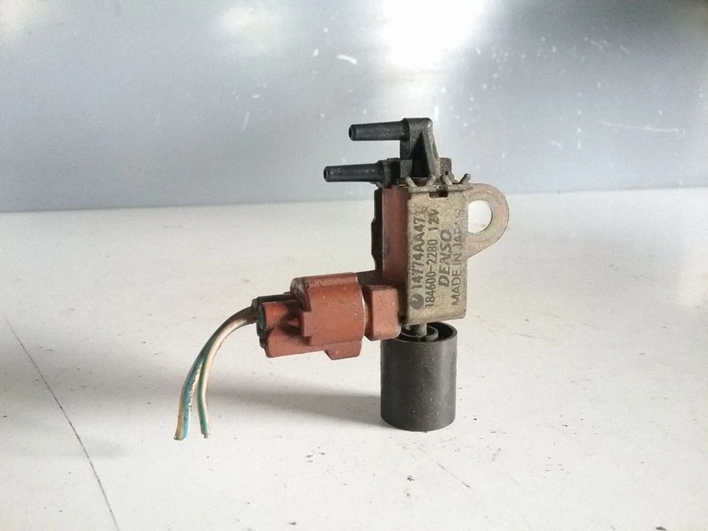 Vacuum valve 14774AA47