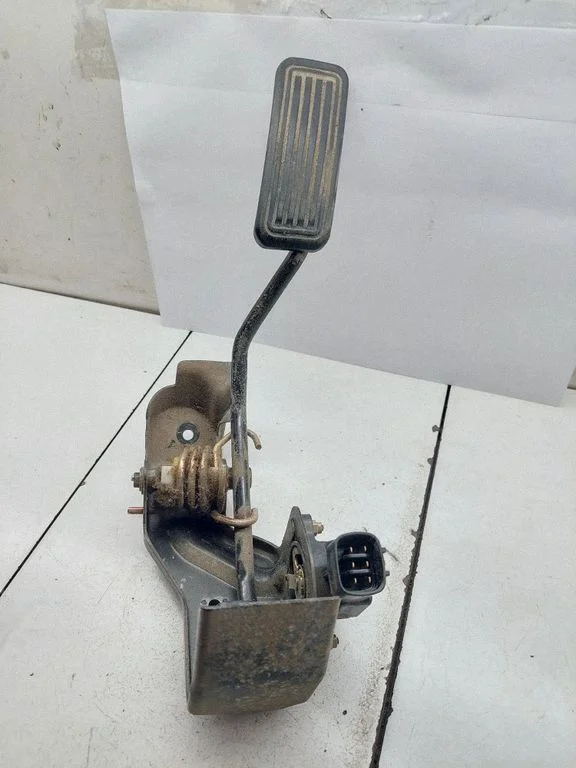 Accelerator throttle pedal – Toyota Corolla Verso E121 (2001-2004)