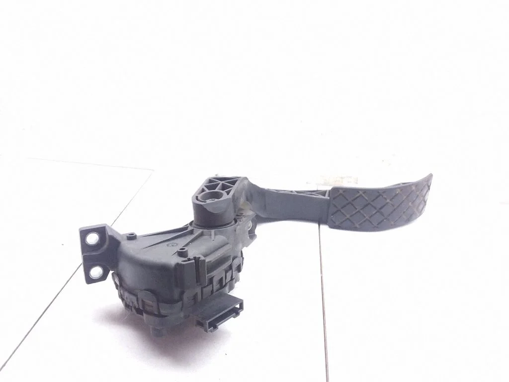 Accelerator throttle pedal – Volkswagen Passat B5.5 (2001-2005)