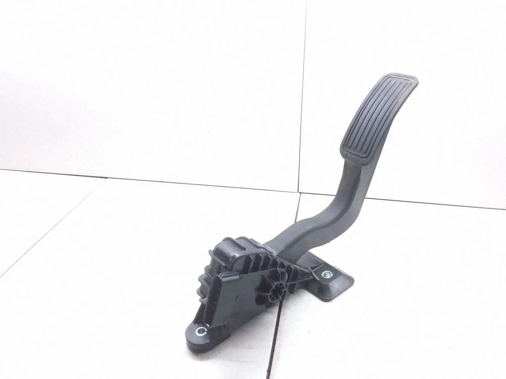 Accelerator throttle pedal CC3041600