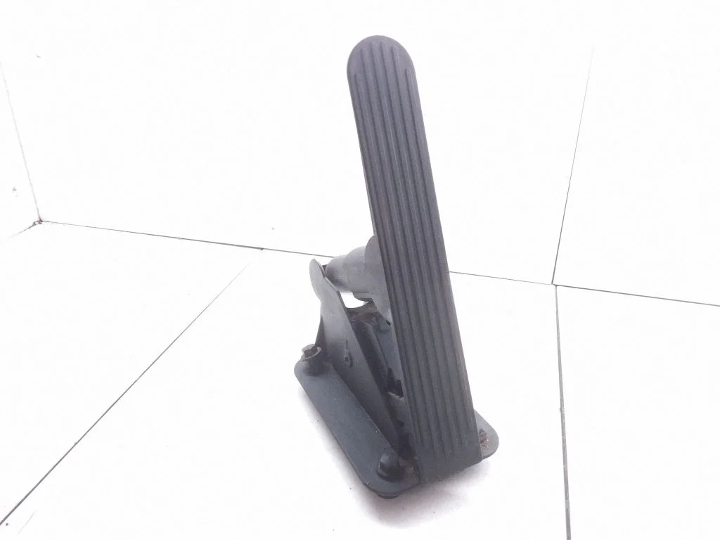 Accelerator throttle pedal 0002245V017