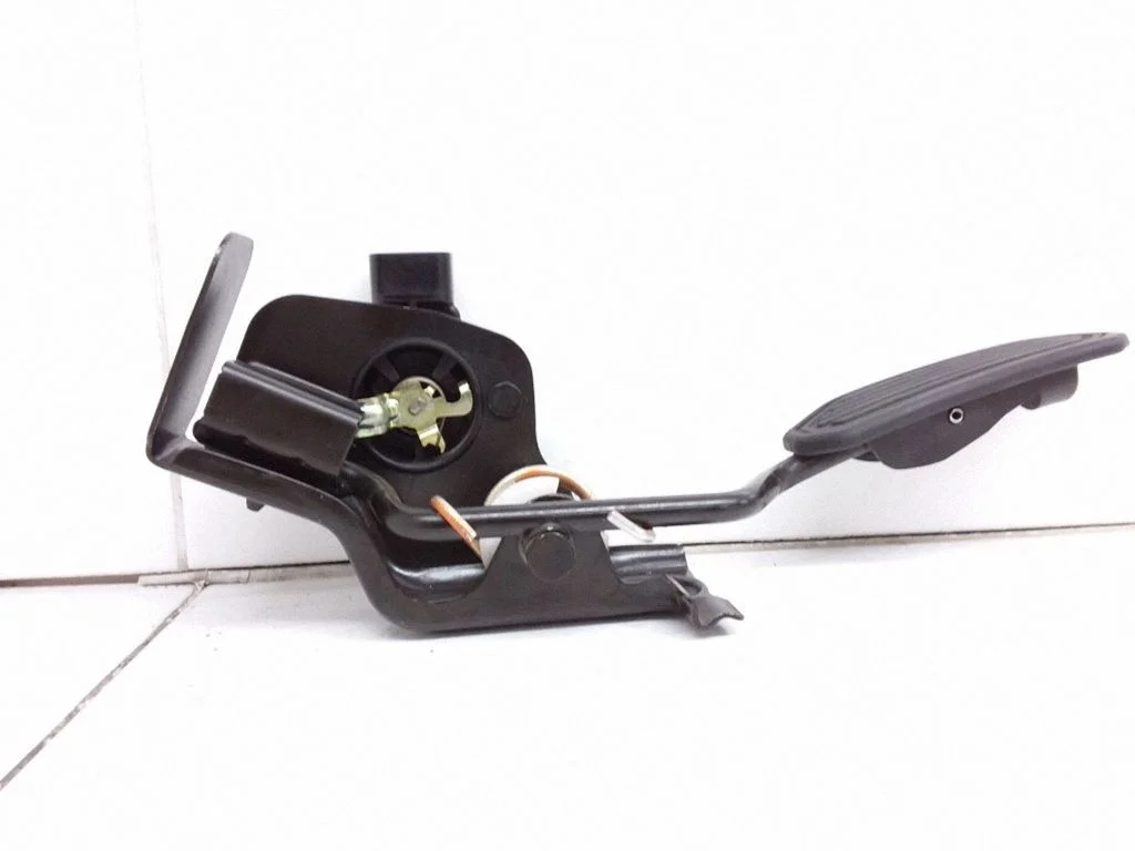 Accelerator throttle pedal