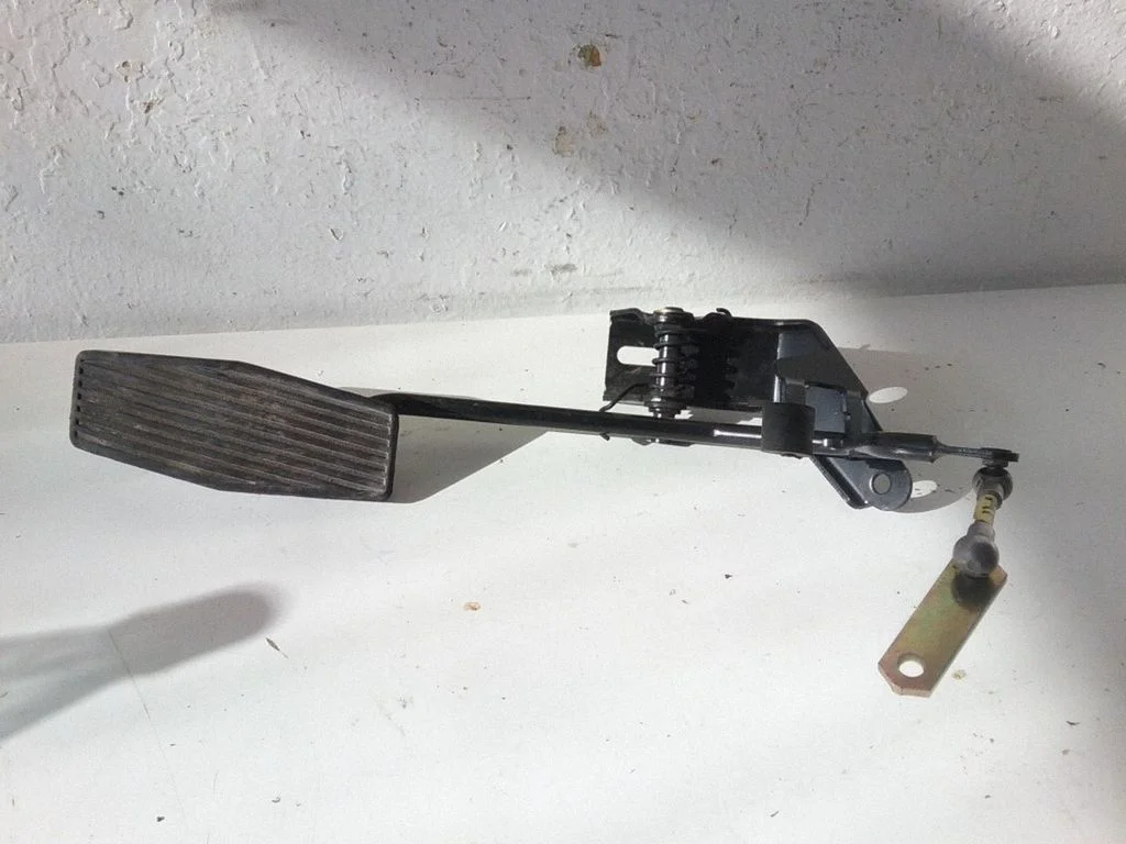 Accelerator throttle pedal