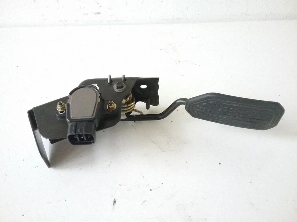 Accelerator throttle pedal – Toyota Matrix (E130) (2001-2008)
