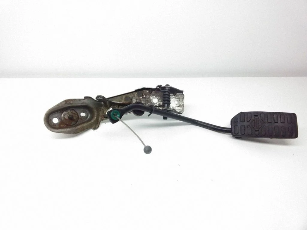 Accelerator throttle pedal